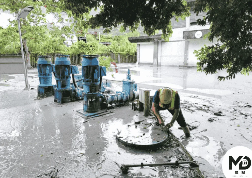 台水人員24日逐一檢視機電設備及清除泥沙。