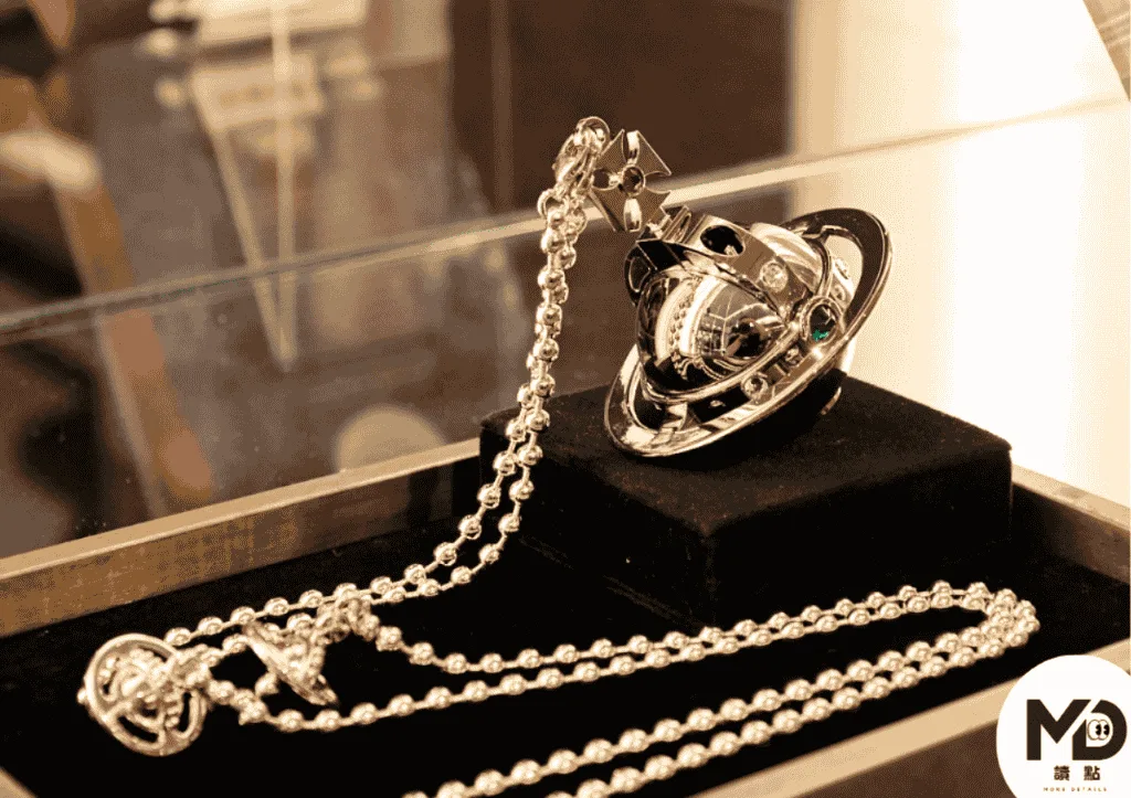 Giant Orb土星項鍊打火機/68,800元(圖vivienne westwood)