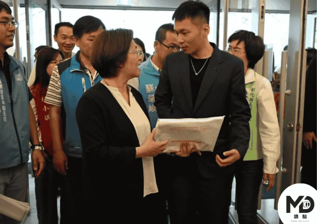 李洋當場拒收彰化縣長王惠美遞交的運動中心建設計畫書