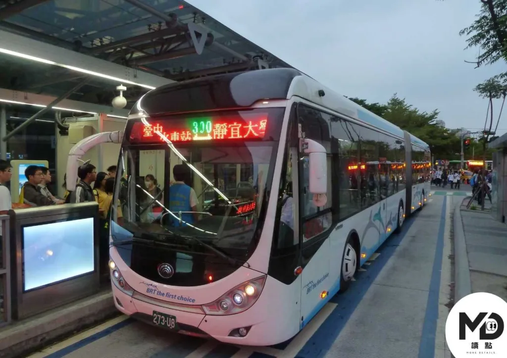 兩旁窄路依舊有其他路線公車導致擁擠且危險